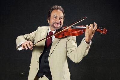 Mario Casartelli  recrea diversas escenas de la vida de José Asunción Flores en la obra teatral “Flores del Yuyal”, que se emitirá hoy a las 21:00 como parte de la Semana de la Guarania.