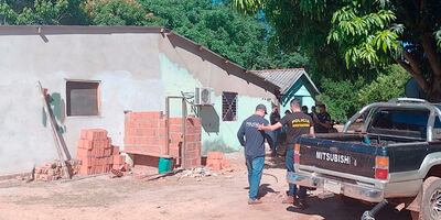 Policías llegan a la casa donde ocurrió el crimen, en la colonia Sapucai de Yby Yaú.