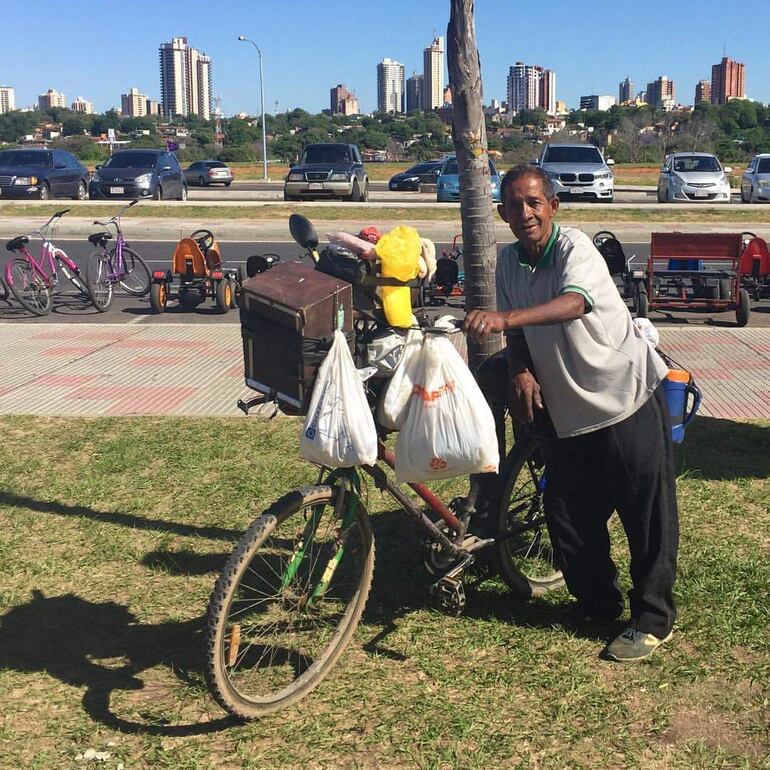 Don Andrés Benítez, conocido como "Doctor Bicicleta", en su lugar de trabajo: la Costanera de Asunción.