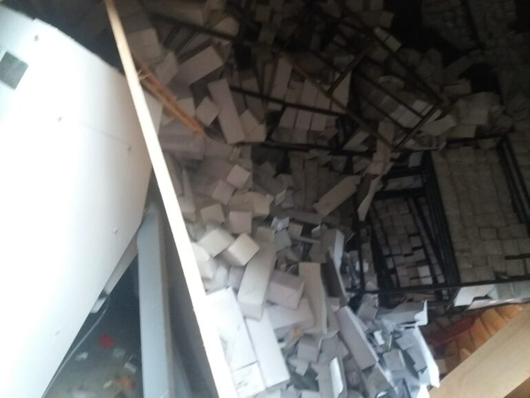 Cajas apilonadas se vinieron abajo con el colapso de la estructura. (gentileza).