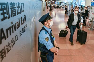 Pasajeros llegan al aeropuerto internacional Haneda, en Tokio, Japón.