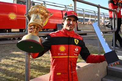 Sonriente, el español Carlos Sainz posa con su trofeo en lo que fue su primera victoria en la F1.