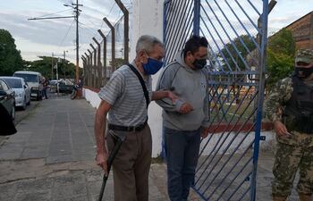 Un adulto mayor llega a la sede del club Fomento de barrio Obrero para recibir una de las dosis de las vacunas contra el coronavirus.