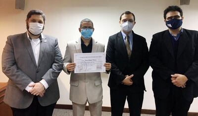 El GM Neuris Delgado con el documento que le acredita su condición de ciudadano paraguayo.