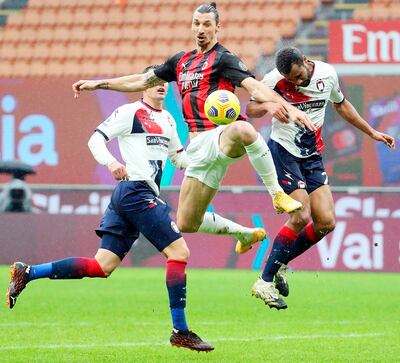 Zlatan Ibrahimovic supera en el salto a su marcador y controla en el aire el balón (EFE).