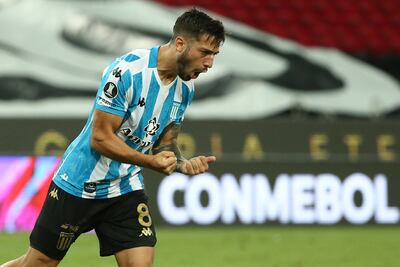 Fabricio Domínguez, de Racing, celebra tras anotar un gol.