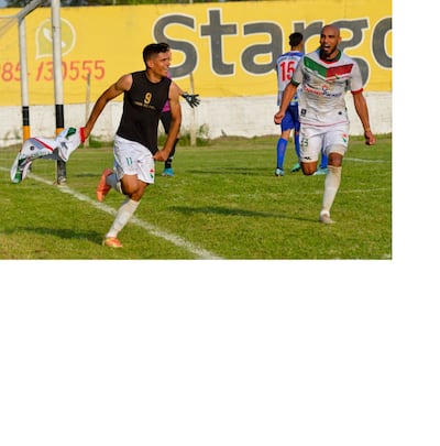 Los goleadores del triunfo de Itapuense, Osvaldo Vigo y  Cristian Campuzano (33)