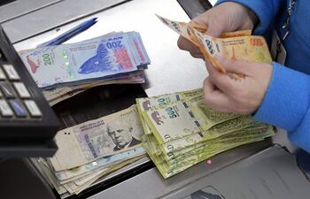 La fuerte depreciación del peso argentino, en el último mes, ha llevado al gobierno a reactivar las restricciones cambiarias. (AFP)