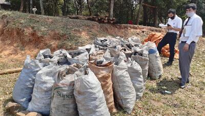 Los técnicos del Infona labran acta de lo hallado en uno de los puestos de venta de carbón y postes al costado de un camino en Alto Verá.