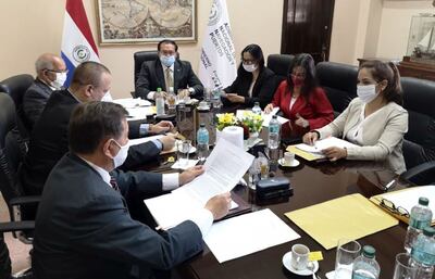 Sesión del directorio de la ANNP, liderado por Ramón Retamozo, en la cual se aprobó el aumento salarial a los funcionarios de la institución desde el próximo año.