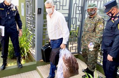 El intendente José Carlos Acevedo sale de su casa acompañado por policías y un militar. Luego abordó una ambulancia y fue llevado al destacamento militar R.I. 10 Sauce del distrito de Concepción.