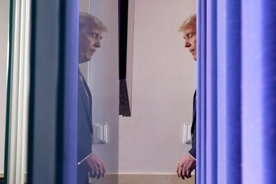 El presidente Donald Trump reiteró el jueves, sin ninguna evidencia concreta, que va a ganar las elecciones de Estados Unidos, que, según dijo, los demócratas que apoyan a Joe Biden están tratando de “robarle”.