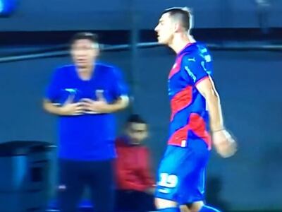 Diego Churín (d), futbolista de Cerro Porteño, en el momento del cambio y el reclamo al asistente que derivó en la primera amarilla.