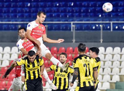 Alex Garcete se eleva más que todos para conectar el esférico y registrar el primer gol del partido. “Por las dudas” salta el también defensor Carlos Montiel. AFP