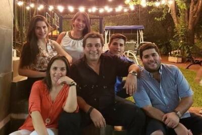 El senador liberal Blas Lanzoni (camisa negra) junto a su hijo el intendente de Ñemby Lucas (derecha) y su familia.
