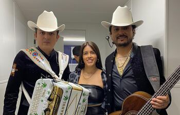 Feliz, Mili Brítez junto a Los dos carnales.