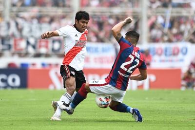 Duelo entre los Rojas en el clásico: Robert (i), de River, disputa el balón con Gabriel, de San Lorenzo.