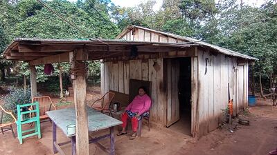 Doña Nemesia Rodríguez (77), en su humilde vivienda de Araujo Cué.
