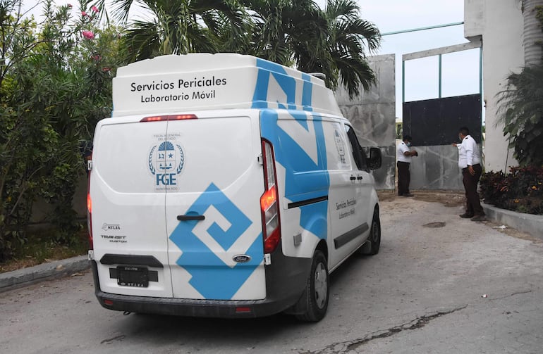 Expert services workers are seen outside the Hyatt Ziva Riviera hotel in Puerto Morelos, Quintana Roo state, Mexico, on November 4, 2021, after a shooting. - A shooting involving rival gangs on a beach near Mexico's Caribbean resort of Cancun left two suspected drug dealers dead on Thursday, prosecutors said, sparking panic among foreign tourists. (Photo by Elizabeth RUIZ / AFP)