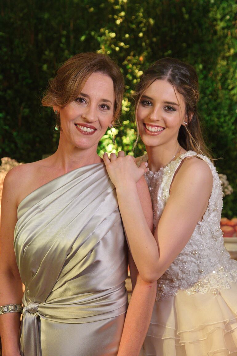 Annabella junto a su madre Sybille Pfannl.