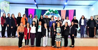 Las docentes jubiladas del colegio subvencionado privado San Roque González, agasajadas en el marco de la semana del maestro y los 70 años de la institución del distrito de Paraguarí.