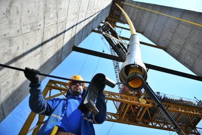 Un obrero trabaja en la colocación de los cabos en el Puente de la Integración.