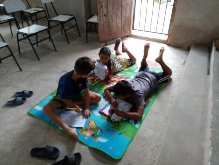 Aquí en el barrio Tablada Nueva, en 15 de Septiembre casi India, donde esta la capilla dependiente de la Parroquia Sagrada Familia, los chicos pintan, cantan y leen.