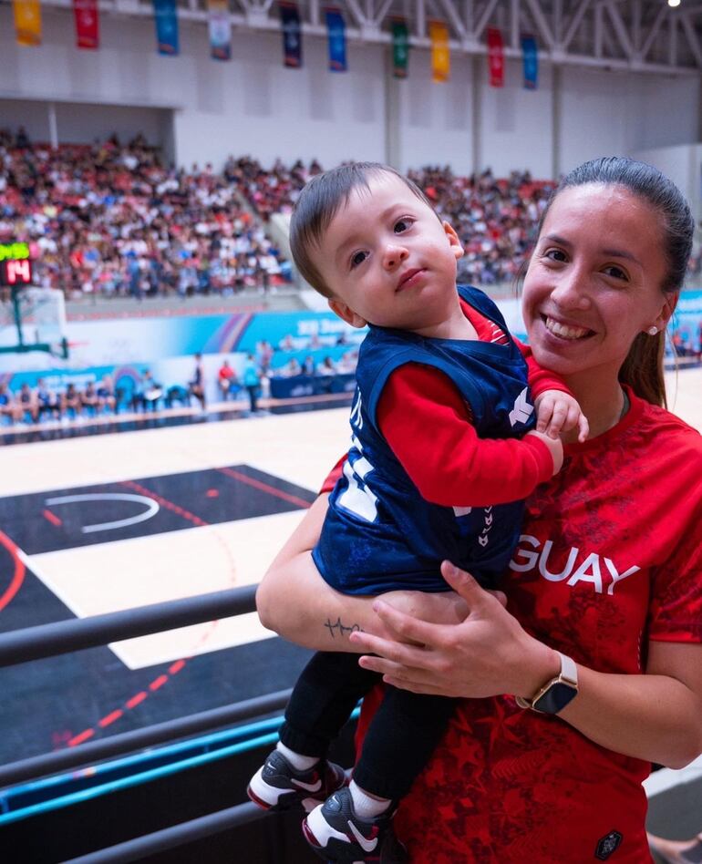 Marta y Francesco gozando la medalla obtenida en los Juegos Odesur.
