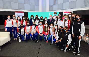 Dirigentes deportivos y gubernamentales con atletas seleccionados y técnicos en la presentación.