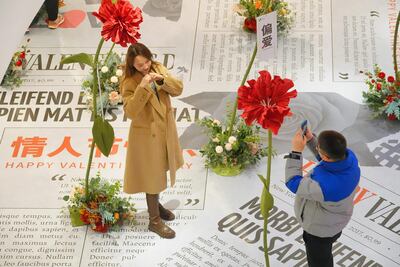 Una pareja de enamorados se toma fotos en el Día de San Valentín.