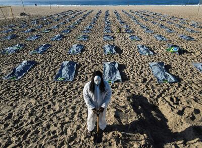 Foto tomada con un dron que muestra elementos que simulan cerca de 400 bolsas mortuorias durante el acto de la ONG Río de Paz en memoria de los más de 400.000 brasileños muertos por el Covid-19, este viernes en las arenas de la playa de Copacabana, en la zona sur de Río de Janeiro, Brasil. El país superó ayer la barrera de las 400.000 muertes por covid-19, con los hospitales aún en una situación "crítica" y bajo el riesgo de sufrir una tercera ola de la pandemia, pese a la tímida desaceleración de las últimas dos semanas.