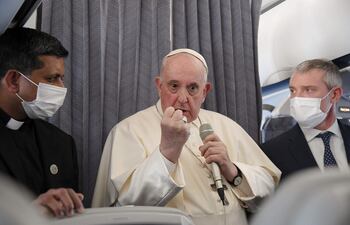 El Papa Francisco habla a bordo del avión papal en su regreso de Grecia a Roma.