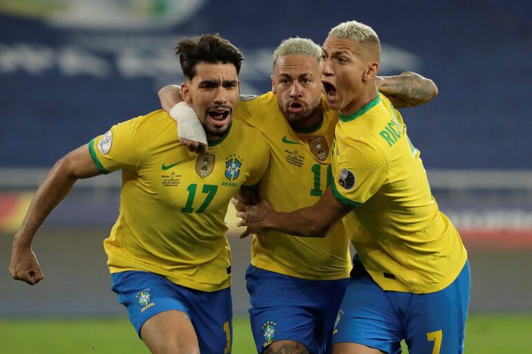 Lucas Paquetá (i) de Brasil celebra su gol con Neymar y Richarlison contra Chile, durante un partido por los cuartos de final de la Copa América en el estadio Nilton Santos de Río de Janeiro (Brasil).
