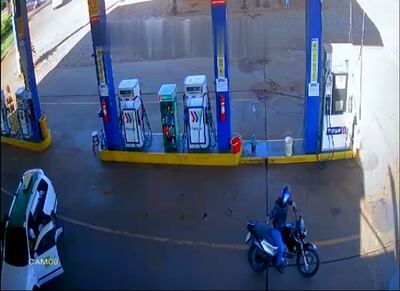 La cámara de circuito cerrado instalada en la estación de servicios captó el asalto.