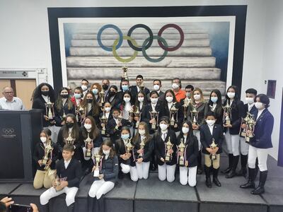 Todos los jinetes y amazonas consagrados en la ceremonia de premiación del Ránking Fedepa 2021 realizado en el salón Auditorio del COP. (Gentileza)