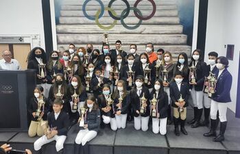 Todos los jinetes y amazonas consagrados en la ceremonia de premiación del Ránking Fedepa 2021 realizado en el salón Auditorio del COP. (Gentileza)