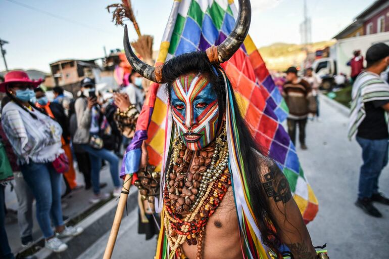 Un hombre participa en el Carnaval de Negros y Blancos.