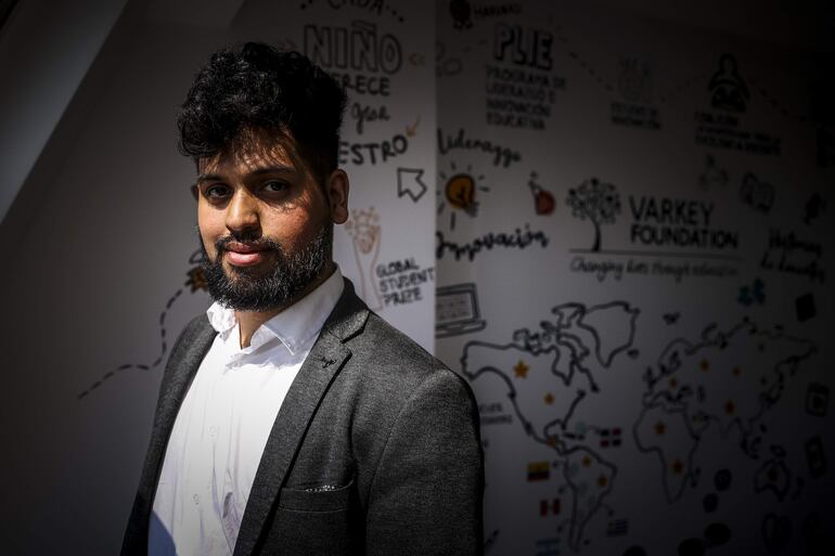 Nicolás Monzón, un argentino que ahora con 25 años está entre los 10 aspirantes al título de mejor estudiante del mundo, posa el 13 de septiembre de 2022 en Buenos Aires (Argentina). T