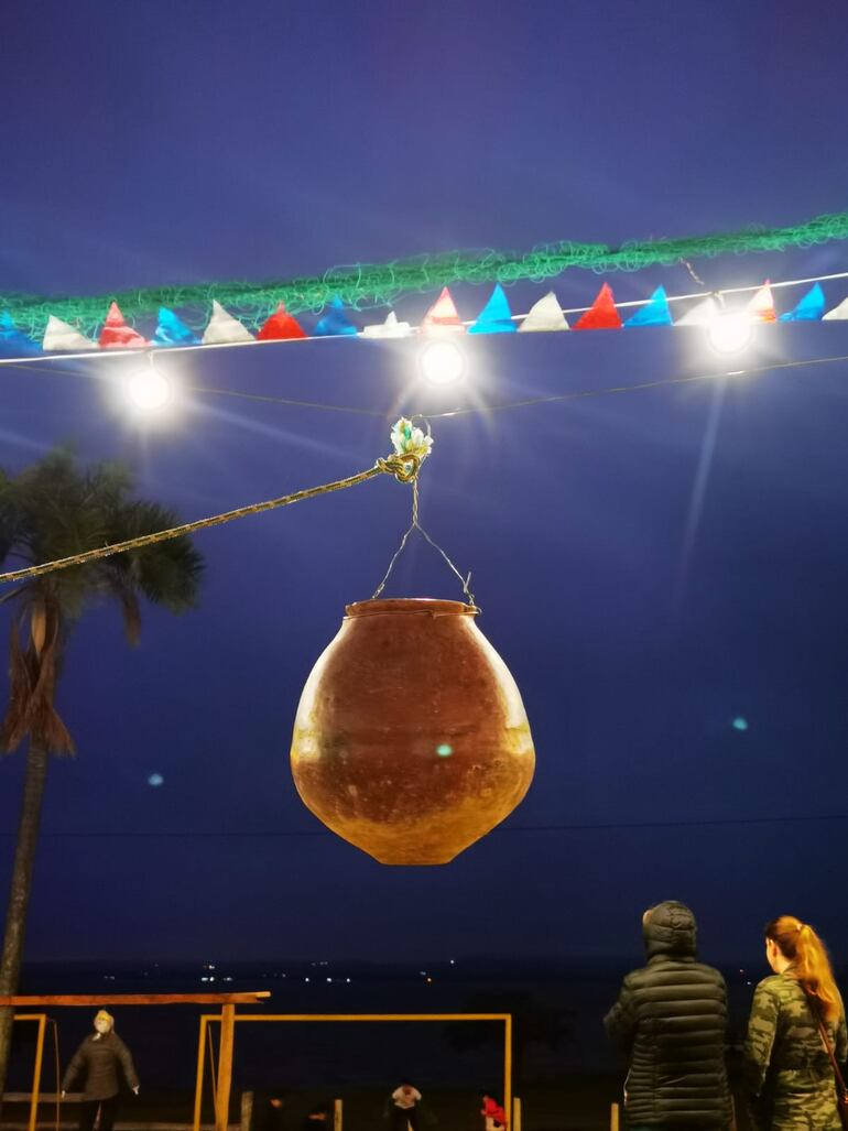 El Kambuchi jejoka (Quebrar el cántaro) es uno de los juegos que más disfrutan los niños.