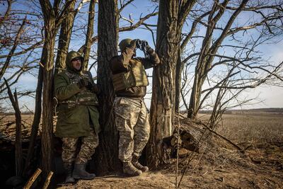 Soldados ucranianos observan posiciones rusas en el frente de batalla en el este de Ucrania, el sábado.