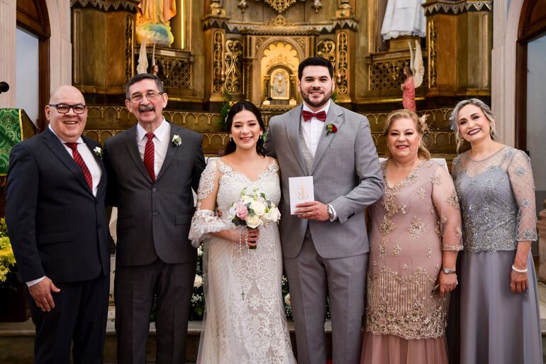 Los novios con sus padrinos.
