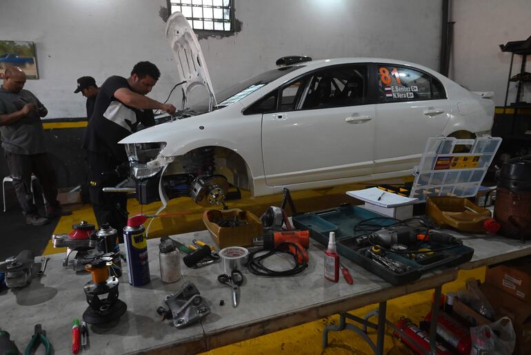 Enrique Benítez, preparador y piloto, trabajando por el Honda Civic Si con el cual irá al Chaco.