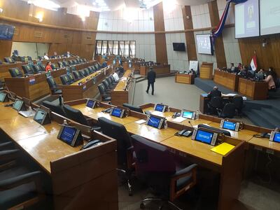 Este lunes, en la última sesión extraordinaria de la Cámara Baja, sólo 13 de los 80 legisladores estaban en sala, mientras que el resto estaba conectado de forma virtual.