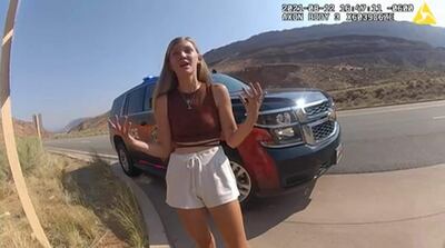 Esta captura de video fue tomada de la cámara de los agentes del Departamento de Policía de Moab, Utah, Estados Unidos. En la misma se ve a Gabrielle Petito respondiendo luego de un altercado entre ella y su novio Brian Laundrie en agosto de este año. Fuente: Moab City Police Department / AFP.