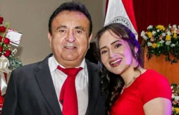 El intendente de Carapeguá Luciano Cañete junto a su hija Noelia Romina Cañete Trinidad