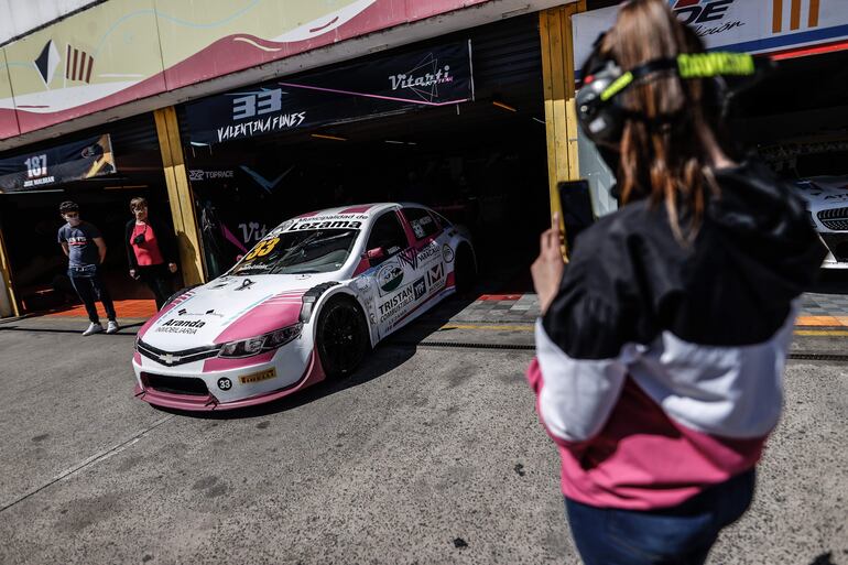 Tamara Vital, directora del equipo VitalGirslsteam, observa el auto de la Pilota de Top Race Valentina Funes, durante un entrenamiento en el autódromo en la Ciudad de Buenos Aires (Argentina).