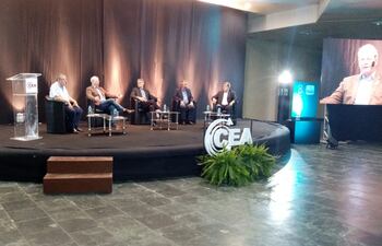 El Ing. Agr. Héctor Cristaldo, de la UGP; el Dr. Pedro Galli, de la ARP; Yan Speranza, moderador del foro; el ministro de Agricultura, Ing. Santiago Bertoni; y el Dr. Alberto Acosta, de Dende, en el conversatorio El Campo, realizado en la noche del viernes, en el marco de la Expo Nacional de Ganadería, que se extenderá hasta el 26 de corriente, en la Rural.