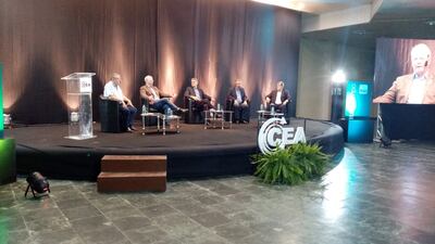 El Ing. Agr. Héctor Cristaldo, de la UGP; el Dr. Pedro Galli, de la ARP; Yan Speranza, moderador del foro; el ministro de Agricultura, Ing. Santiago Bertoni; y el Dr. Alberto Acosta, de Dende, en el conversatorio El Campo, realizado en la noche del viernes, en el marco de la Expo Nacional de Ganadería, que se extenderá hasta el 26 de corriente, en la Rural.