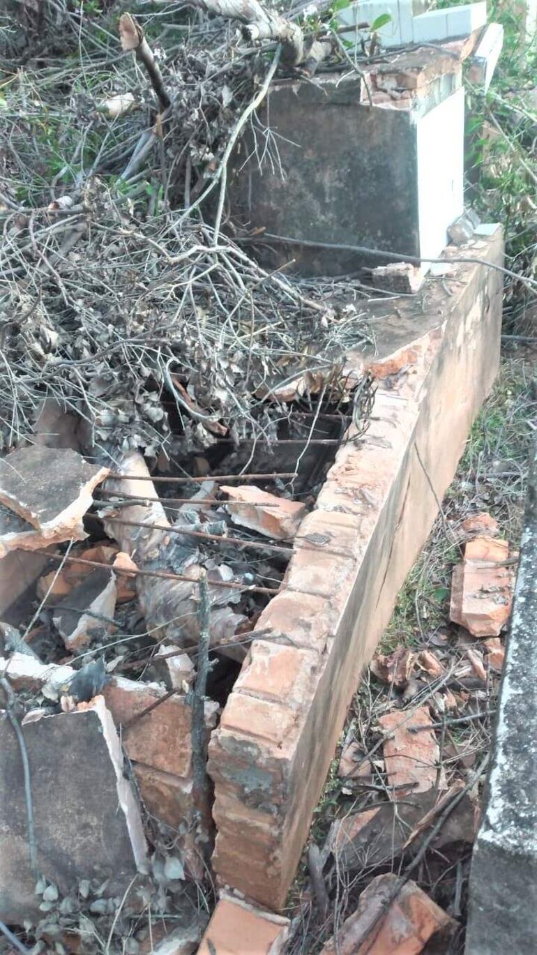 Piden a la Municipalidad que retiren las ramas y corten los árboles que puedan ocasionar similar perjuicio a otras tumbas.