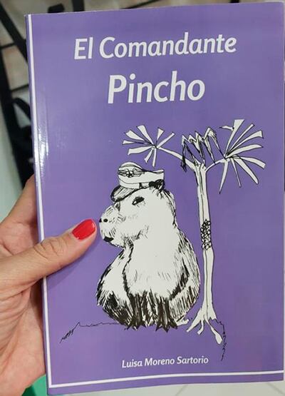 Portada del libro “El Comandante Pincho”, en el que Luisa Moreno Sartorio presenta nuevas aventuras del personaje de “Capibara”, de la saga “Ecos de monte y arena”.